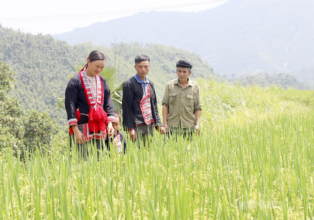 Không chỉ là trưởng thôn uy tín, ông Phàn Giào Vạng (bên phải) còn là cầu nối đưa chủ trương của Đảng đến gần hơn với đồng bào Dao.