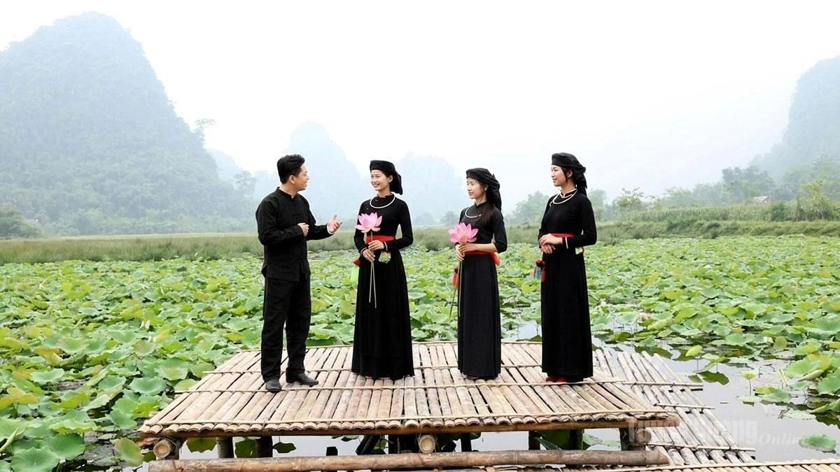 Traditional folk singing performances at the lotus pond in Na Va Hamlet, Thuong Lam Commune help preserve cultural heritage while attracting tourists.