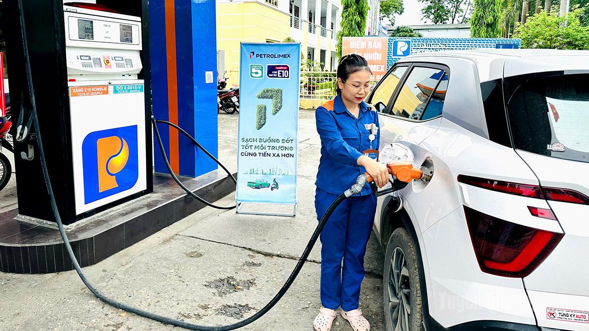 Theo Thông tư số 50/2025/TT-BCT của Bộ Công Thương, từ ngày 1-6-2026, xăng không chì theo quy chuẩn kỹ thuật quốc gia hiện hành sẽ được phối trộn, pha chế thành xăng sinh học E10 để sử dụng cho động cơ xăng trên phạm vi toàn quốc. Tại Tuyên Quang, các doanh nghiệp kinh doanh xăng dầu đã chủ động chuyển đổi hạ tầng, chuẩn bị nguồn hàng và đẩy mạnh tuyên truyền nhằm sẵn sàng cho lộ trình mới.