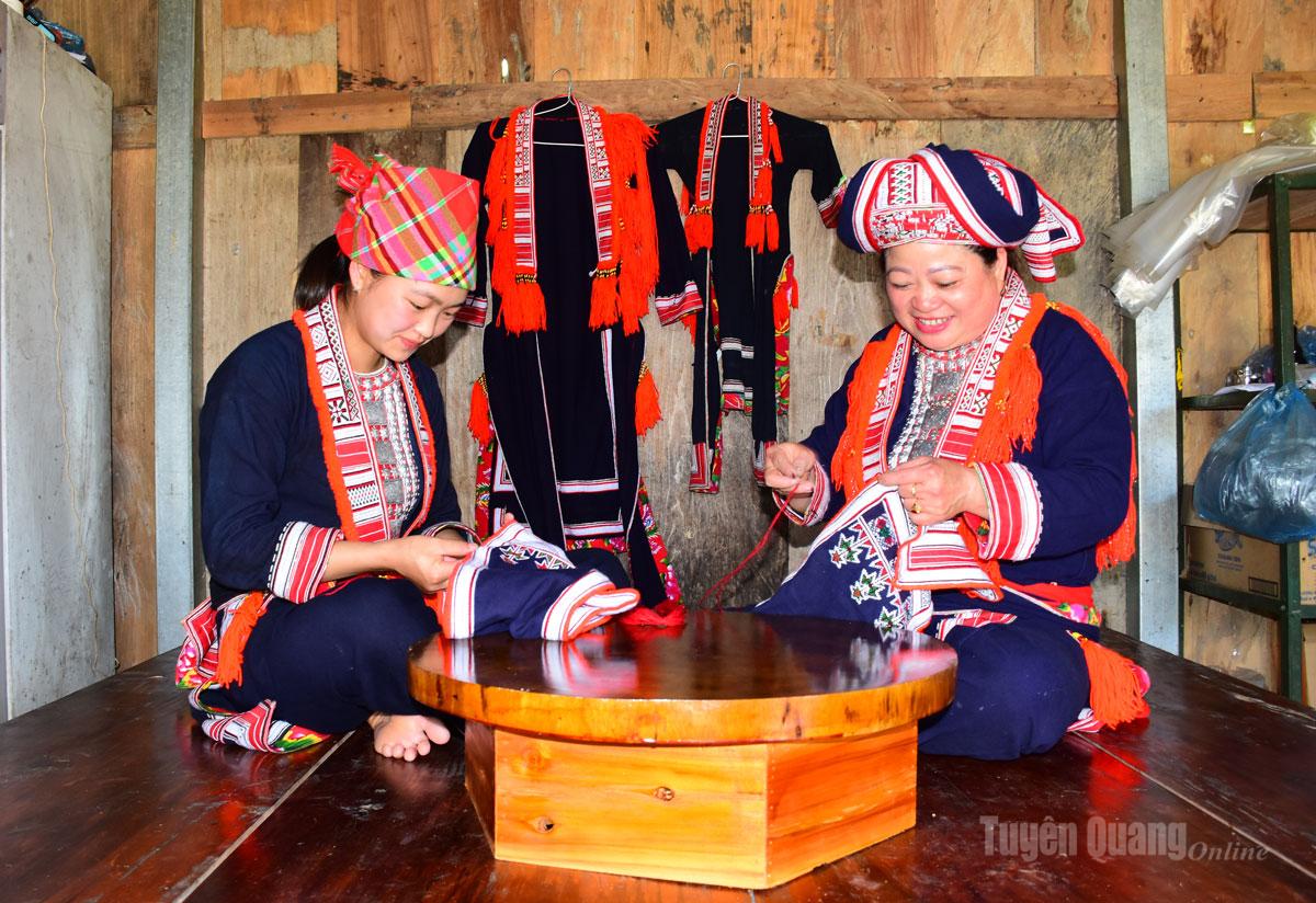 Phụ nữ người Dao Đỏ
thôn Tân Phong, xã
Hồ Thầu giữ gìn
nghề thêu trang phục
của dân tộc.