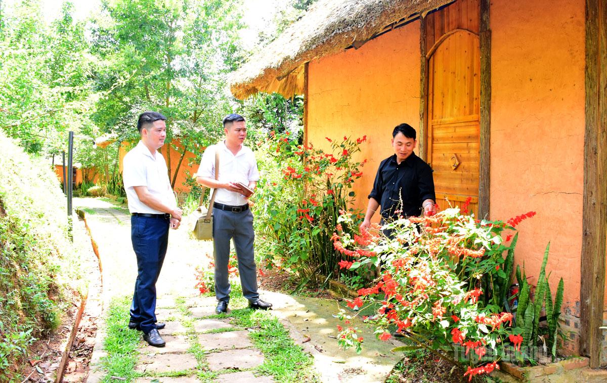 Anh Triệu Tài Sếnh (đứng đầu tiên bên tay phải) chủ Homestay
Hồ Thầu Eco-village giới thiệu những căn bungalow với du khách.