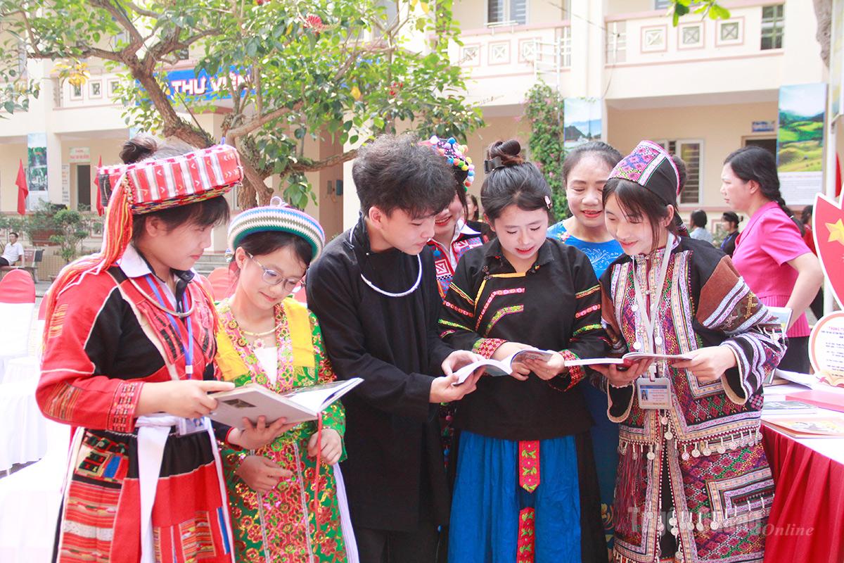 Học sinh các trường nội trú vùng cao đam mê đọc sách, tiếp cận tri thức, làm chủ thông tin.