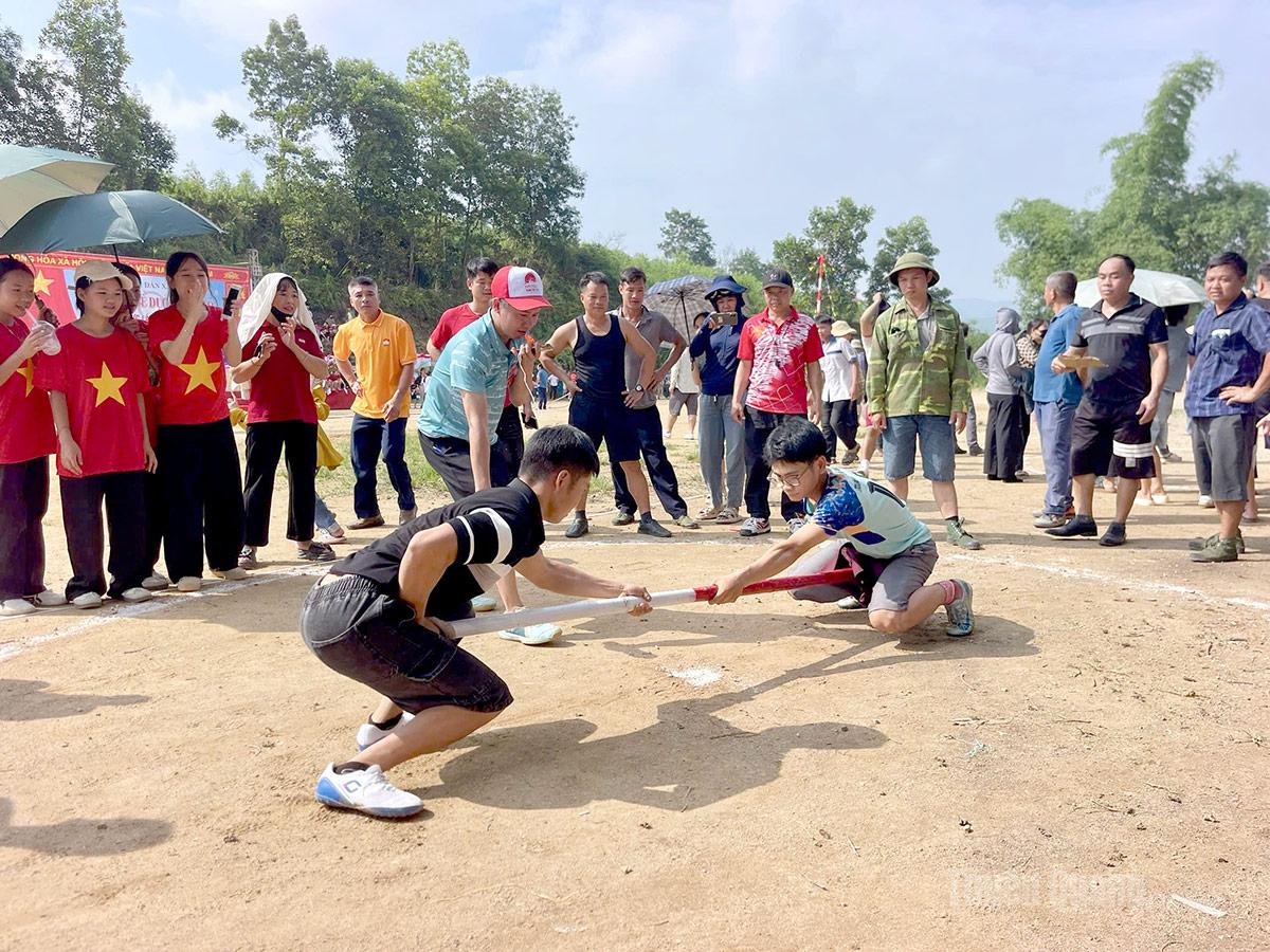 Các vận động viên tranh tài ở nội dung đẩy gậy.