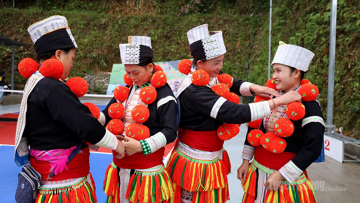 Phụ nữ Dao Đỏ ở thôn Thôm Luông mặc trang phục truyền thống trong những dịp lễ, Tết và ngày hội của bản làng.