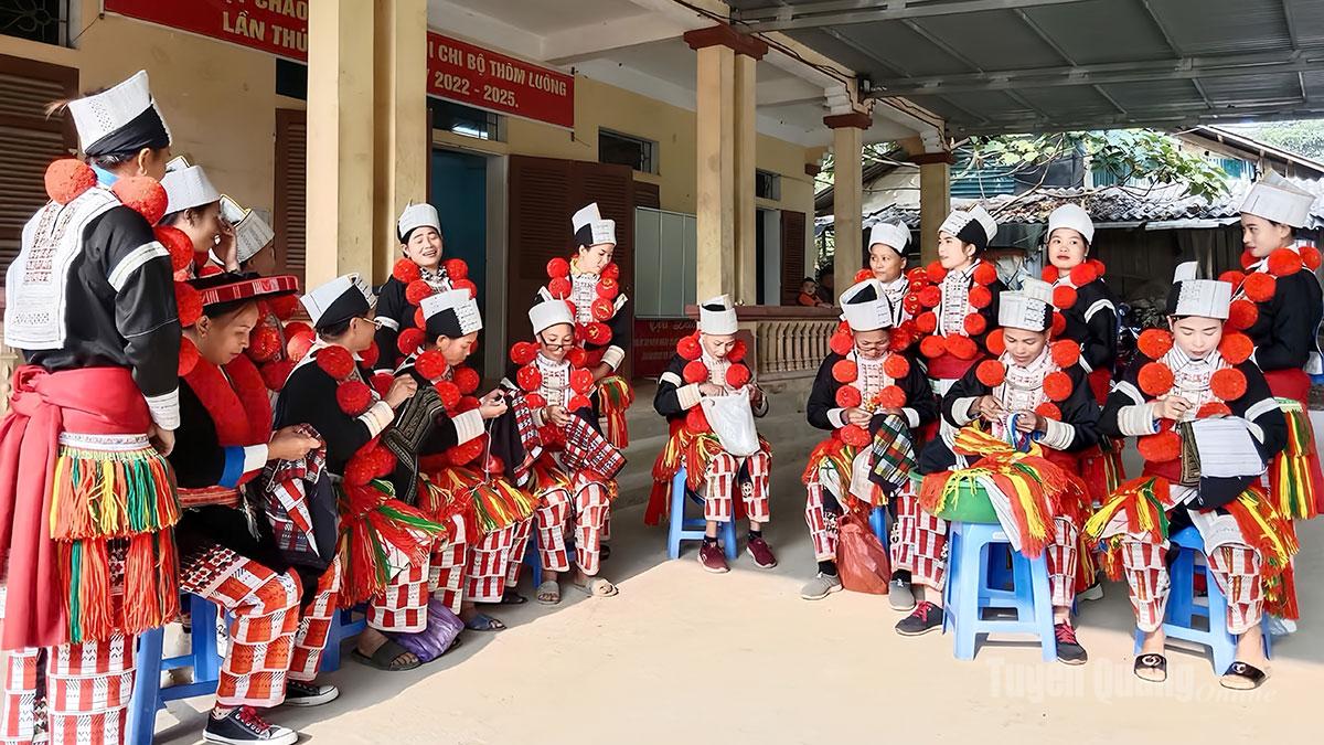 Các thành viên 
Câu lạc bộ thêu thổ cẩm 
thôn Thôm Luông 
cùng nhau thêu, trao đổi 
kinh nghiệm gìn giữ 
nghề truyền thống.