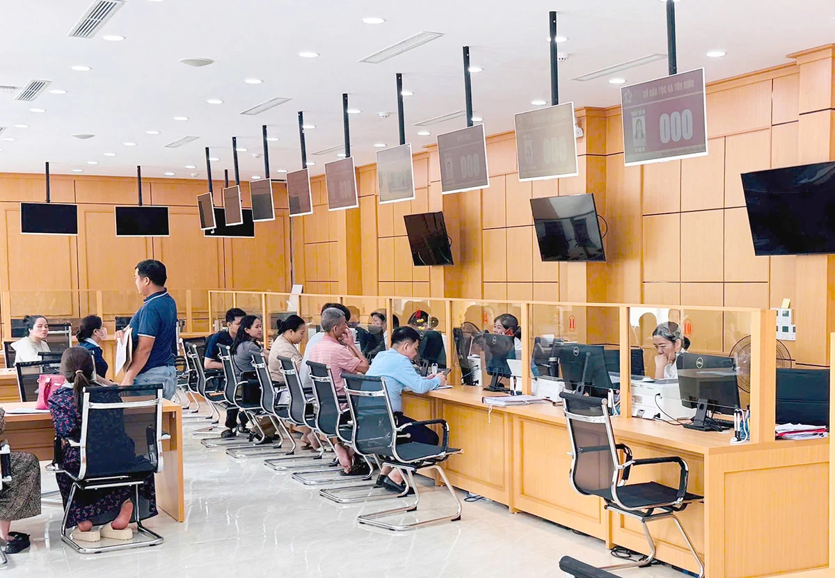 Trụ sở Trường THPT Chuyên cũ nằm trên đường Trần Hưng Đạo, phường Minh Xuân được sử dụng làm Trung tâm Phục vụ hành chính công tỉnh Tuyên Quang.