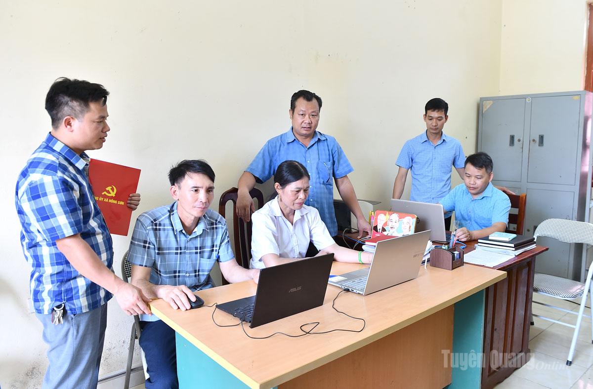 Bí thư chi bộ các thôn của xã Hồng Sơn trao đổi, thực hành kỹ năng sử dụng máy tính.