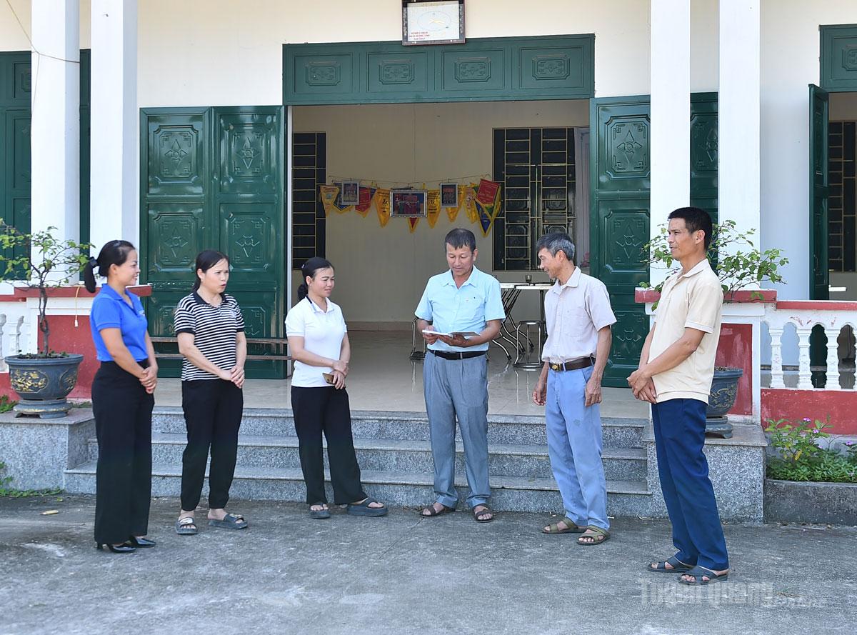 Bí thư Chi bộ, Trưởng thôn An Ninh, xã Trường Sinh - Thạch Văn Tuân (thứ 3 từ phải qua trái) trao đổi kỹ năng vận động Nhân dân. 