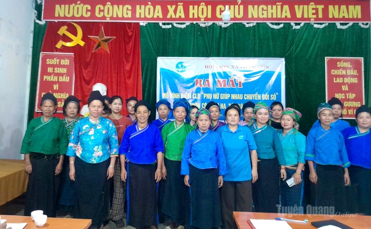 Phụ nữ Nùng xã Thàng Tín
tham gia câu lạc bộ giúp nhau chuyển đổi số.