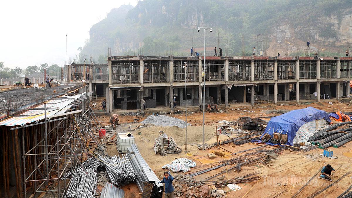 Tranh thủ thời tiết thuận lợi, đơn vị thi công đang đẩy nhanh tiến độ xây dựng Trường phổ thông nội trú liên cấp Tiểu học và THCS Pà Vầy Sủ.