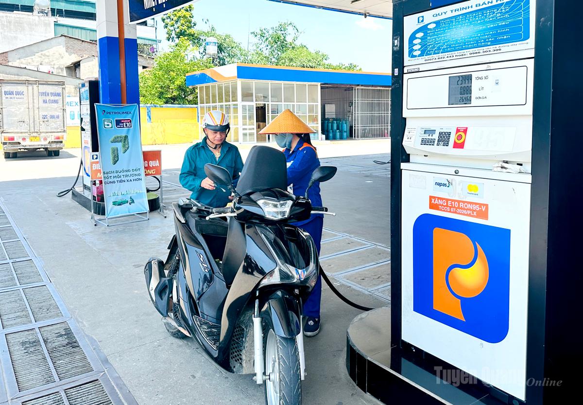 Cửa hàng xăng dầu của Petrolimex Tuyên Quang triển khai bán xăng E10 trên địa bàn tỉnh.