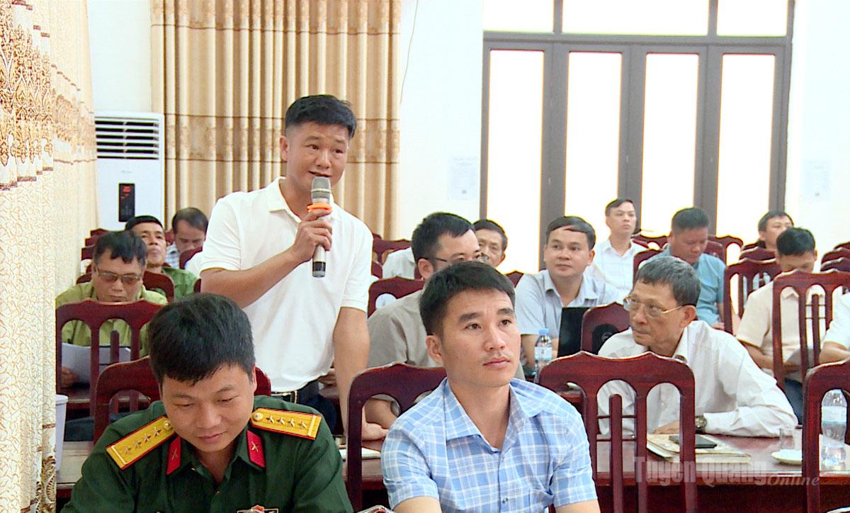 Cử tri xã Yên Hoa tham gia đóng góp ý kiến vào phương án sắp xếp thôn, tổ dân phố.