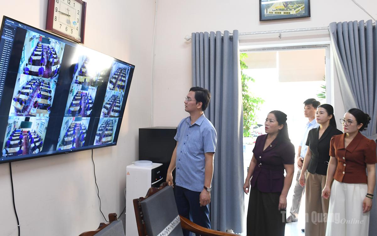 Đồng chí Vũ Đình Hưng,
Ủy viên BCH Đảng bộ tỉnh,
Giám đốc Sở Giáo dục và Đào tạo, Phó Chủ tịch Thường trực
Ban Chỉ đạo cấp tỉnh Kỳ thi
tốt nghiệp THPT năm 2026
kiểm tra cơ sở vật chất chuẩn bị cho kỳ thi tại Trường THPT Tân Trào, phường Minh Xuân.