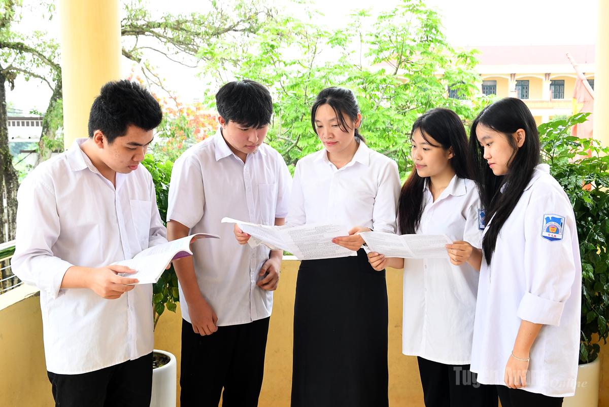 Cô và trò Trường THPT Ỷ La trao đổi phương pháp làm bài, ôn tập chuẩn bị cho Kỳ thi tốt nghiệp THPT năm 2026.