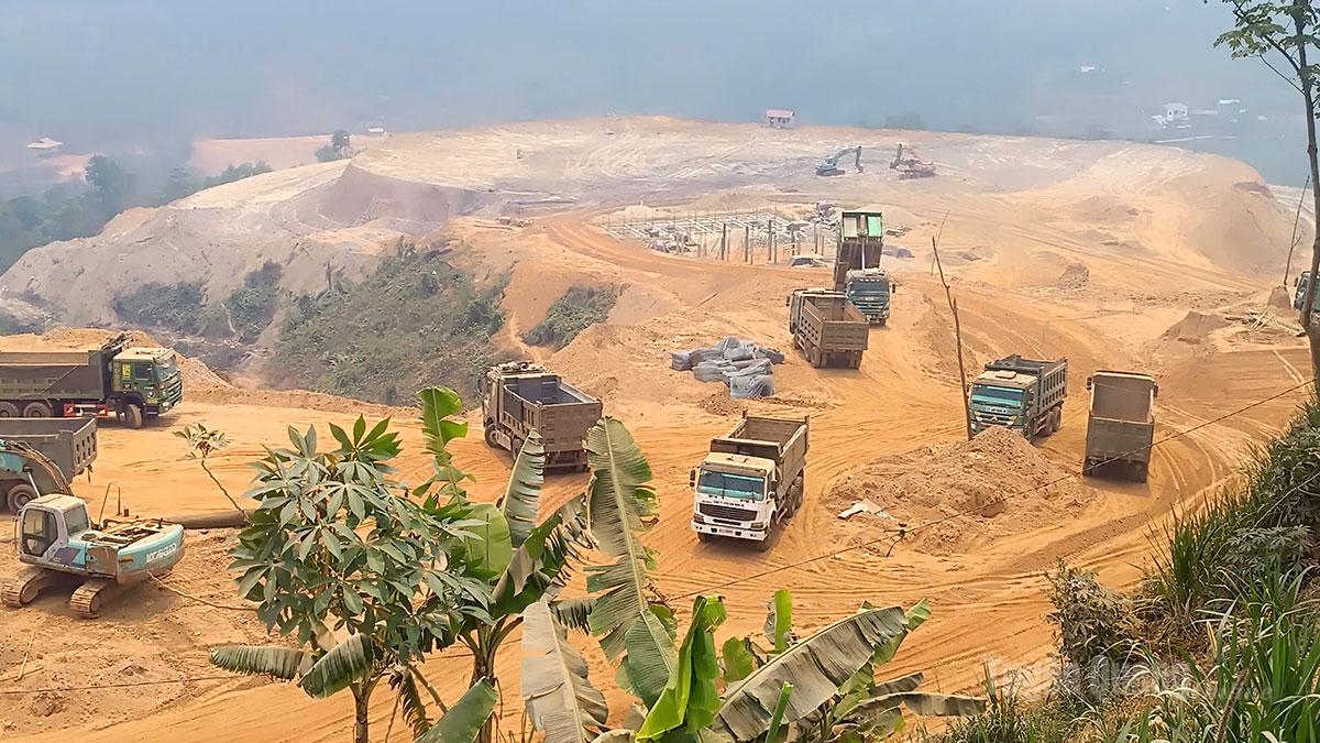 Công trường Dự án ổn định dân cư khẩn cấp thôn Cốc Pú - Nàn Ma được đẩy nhanh tiến độ để sớm ổn định nơi ở cho người dân vùng sạt lở.