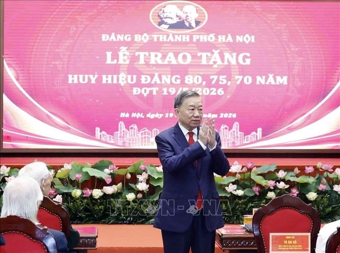 Tổng Bí thư, Chủ tịch nước Tô Lâm dự Lễ trao tặng Huy hiệu Đảng cho các đảng viên lão thành đang sinh hoạt tại Đảng bộ thành phố Hà Nội. 