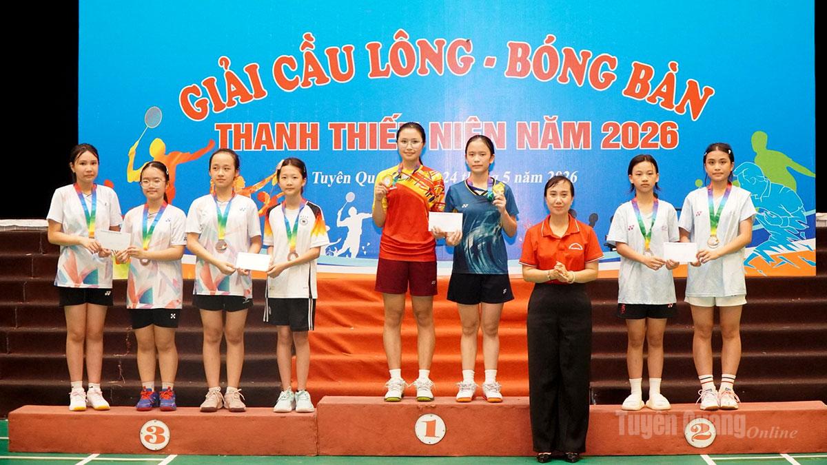 Ban Tổ chức trao huy chương cho các vận động viên đạt thành tích tại giải đấu.