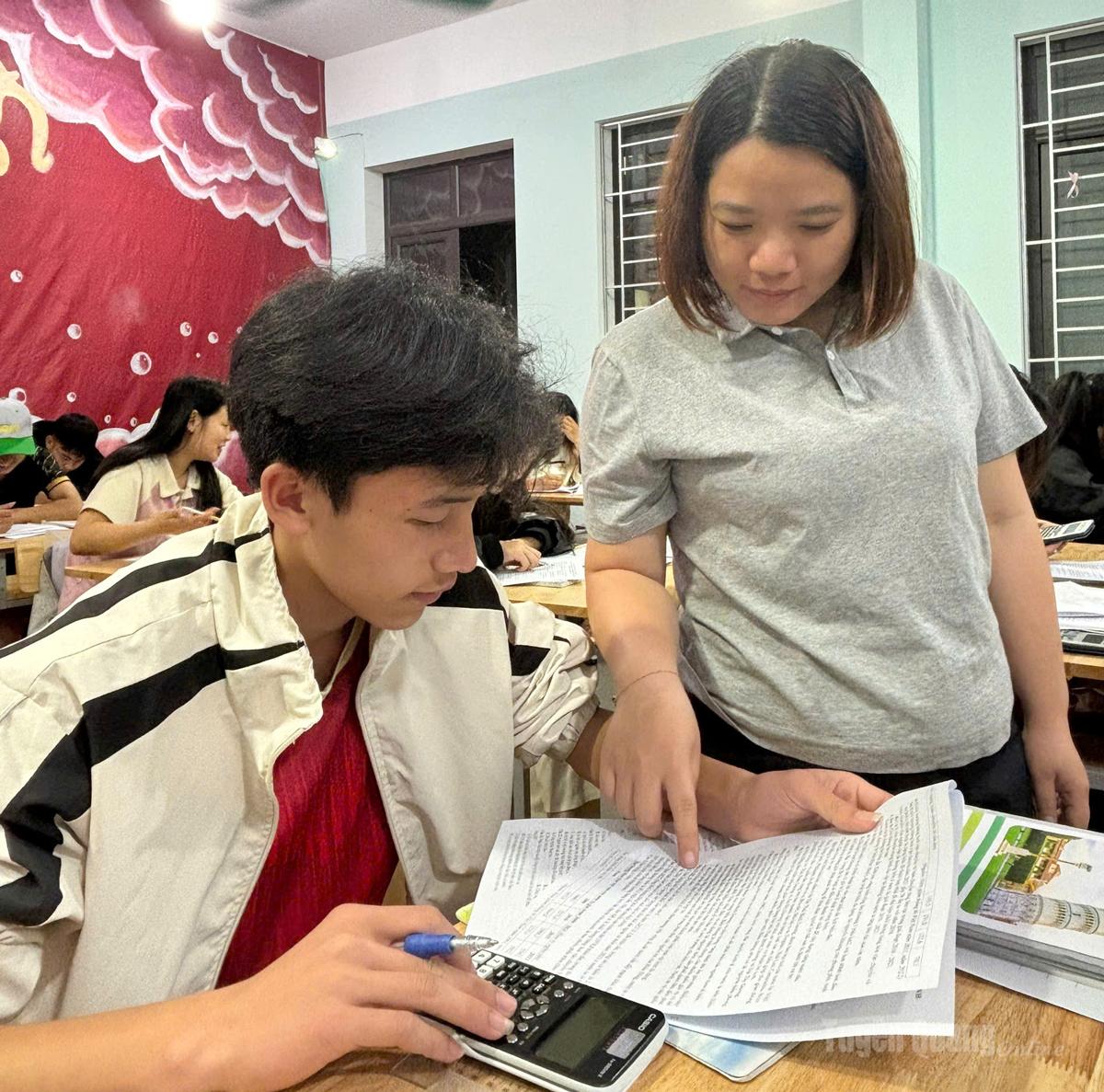  Giáo viên Trường THPT
Đồng Văn, xã Đồng Văn
ôn tập cho học sinh lớp 12.