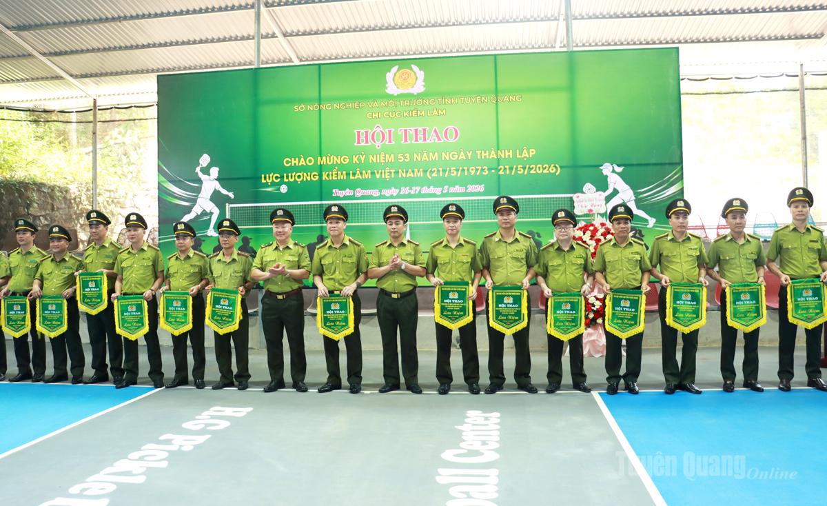 Ban tổ chức trao cờ lưu niệm cho các đoàn tham gia hội thao.