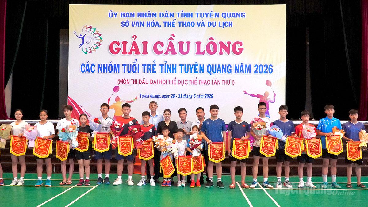 Ban tổ chức trao cờ lưu niệm cho các đoàn tham gia thi đấu.