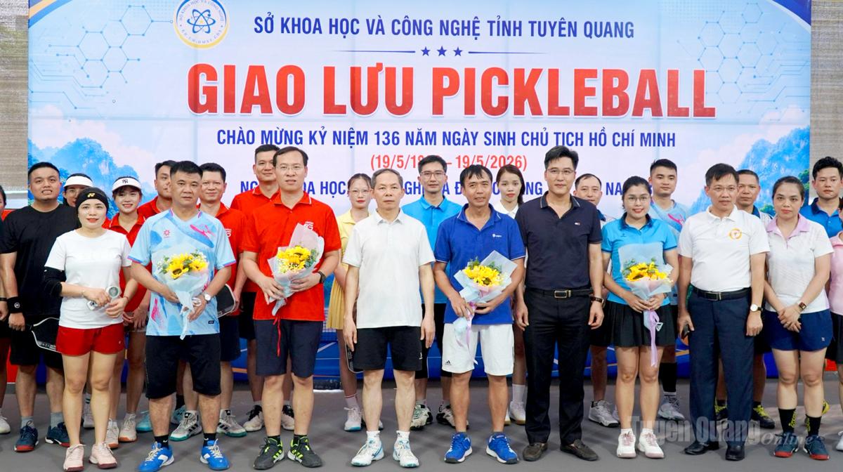 Ban tổ chức tặng hoa lưu niệm cho các đơn vị, vận động viên tham gia.