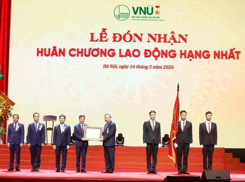 Tổng Bí thư, Chủ tịch nước Tô Lâm trao Huân chương Lao động hạng Nhất tặng Đại học Quốc gia Hà Nội. (Ảnh: Thống Nhất/TTXVN)