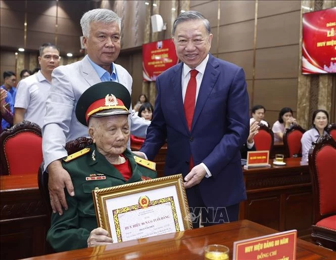 Tổng Bí thư, Chủ tịch nước Tô Lâm trao giấy chứng nhận tặng Huy hiệu 80 năm tuổi Đảng cho đảng viên lão thành Phan Văn Thúy (Đảng bộ phường Ba Đình).  