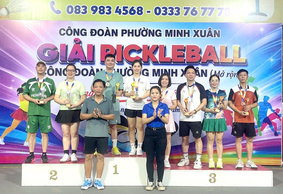 Ban tổ chức trao cho các đôi VĐV có thành tích thi đấu xuất sắc tại giải.