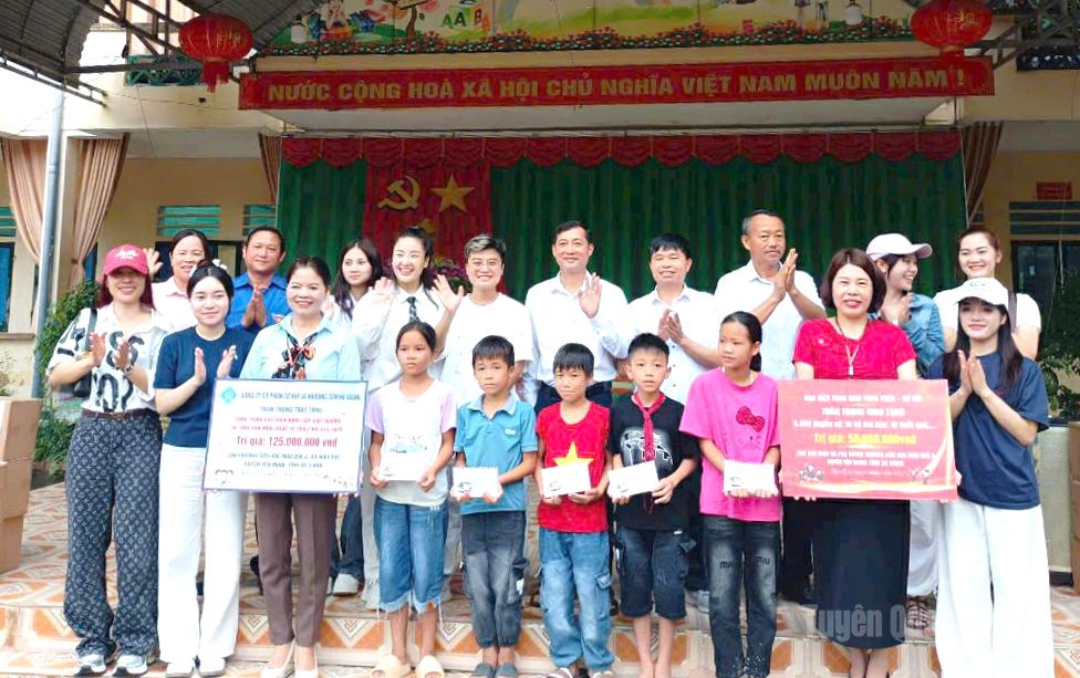  Đại diện Công ty 
Cổ phần Cơ khí và Khoáng sản Hà Giang trao học bổng cho học sinh nghèo vượt khó và tặng trang thiết bị 
dạy học cho Trường PTDT Bán trú Tiểu học Mậu Duệ A, 
xã Mậu Duệ.
