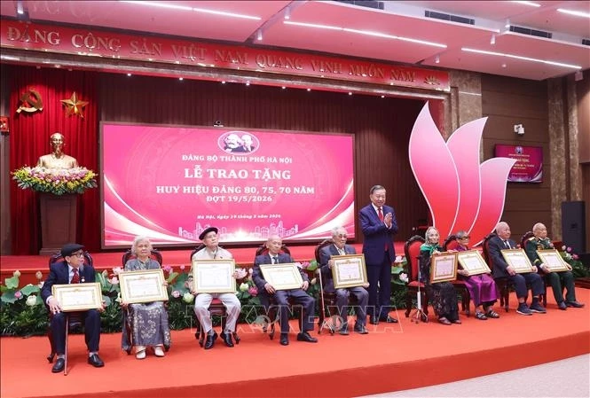 Tổng Bí thư, Chủ tịch nước Tô Lâm trao giấy chứng nhận cho các đảng viên lão thành được nhận Huy hiệu 80, 75 và 70 năm tuổi Đảng. 