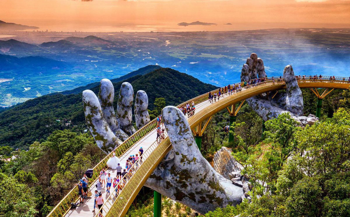 Cầu Vàng tại Bà Nà Hills - background quen thuộc của nhiều bộ ảnh du lịch.