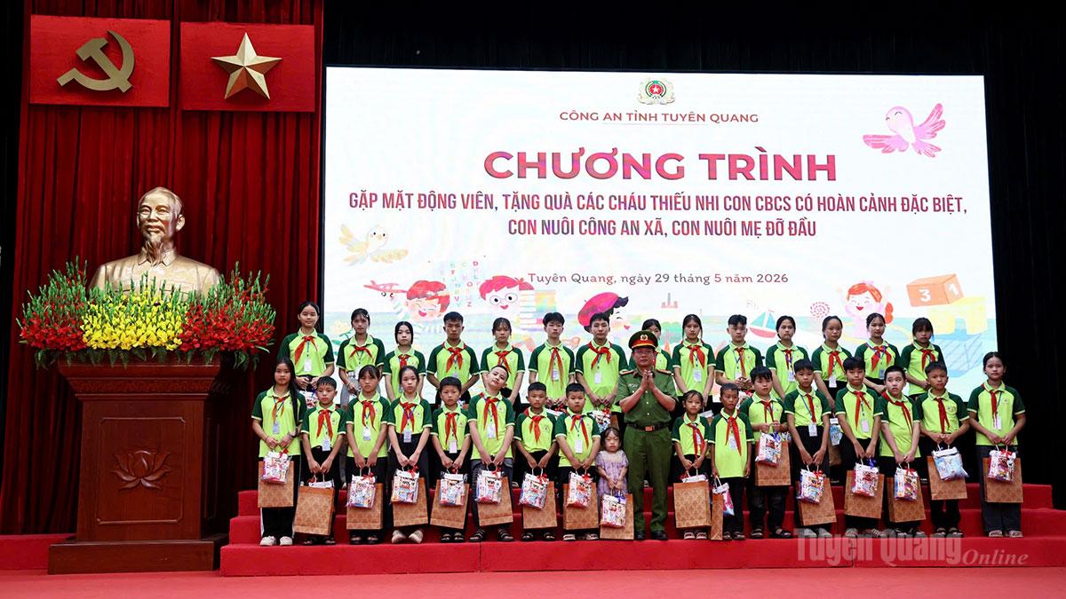 Lãnh đạo Công an tỉnh trao quà cho các cháu thiếu nhi con cán bộ chiến sỹ có hoàn cảnh đặc biệt, con nuôi Công an xã, con nuôi Mẹ đỡ đầu nhân Ngày Quốc tế thiếu nhi 1/6.