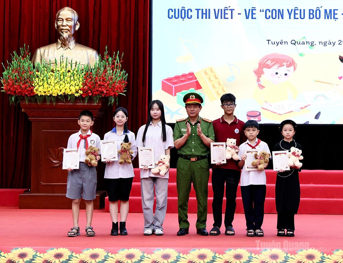 Lãnh đạo Công an tỉnh trao giải Nhất cho các em có tác phẩm đoạt giải tại Cuộc thi.
