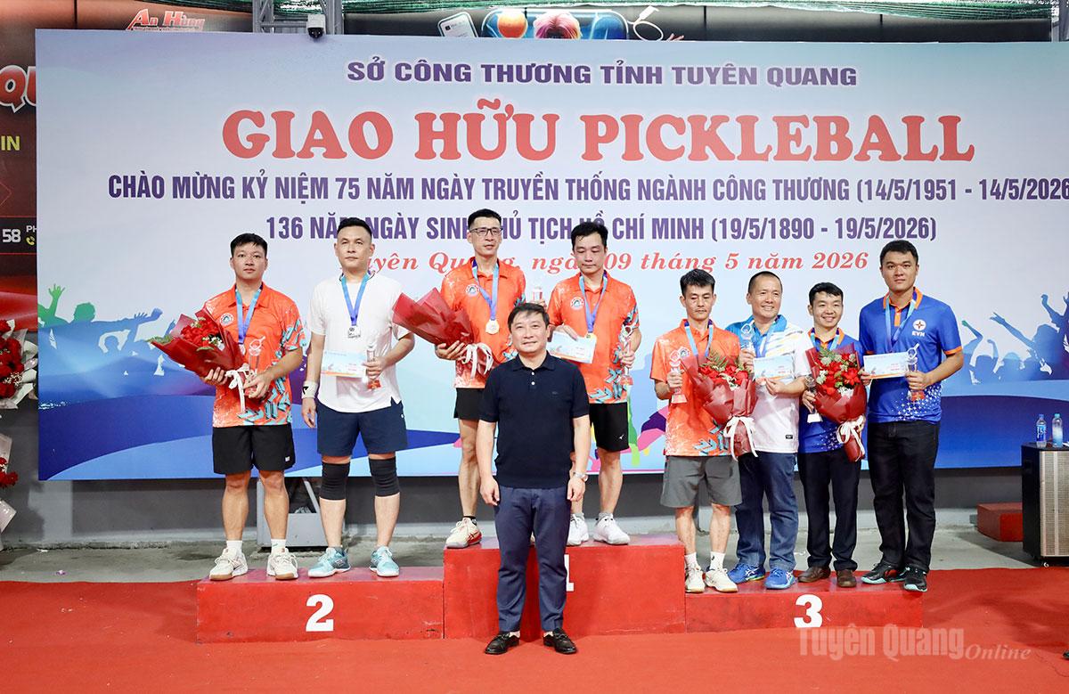 Ban Tổ chức trao giải Nhất, Nhì, Ba nội dung đôi nam.
