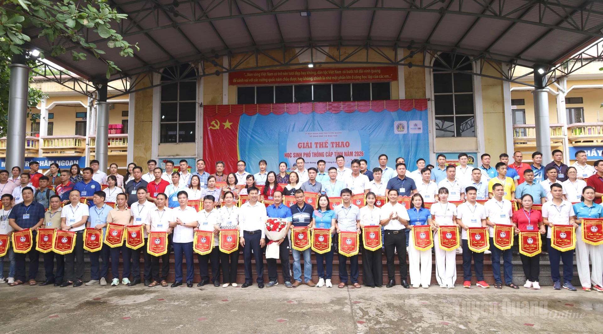 Ban Tổ chức trao cờ lưu niệm cho 105 đơn vị tham gia giải.
