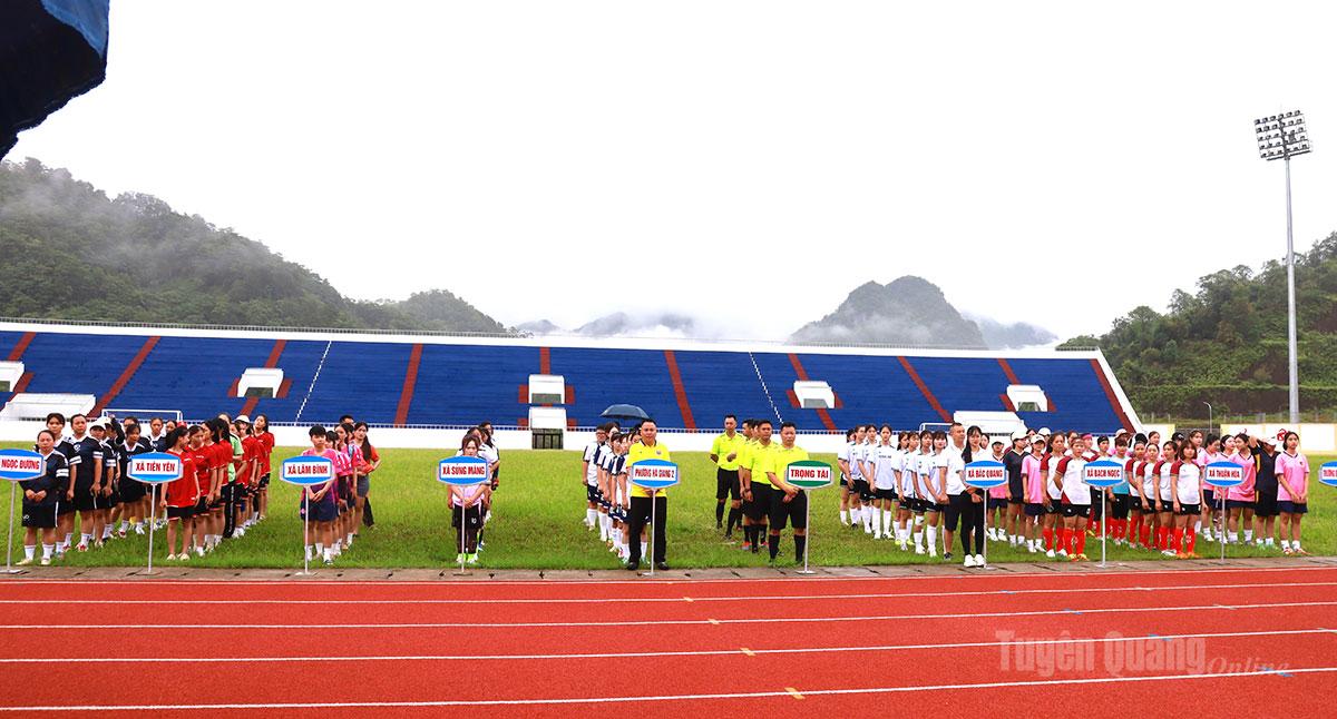 Giải bóng đá nữ các dân tộc tỉnh Tuyên Quang năm 2026 thu hút 9 đội bóng đến từ các xã, phường và trường đại học trên địa bàn tỉnh tham gia.