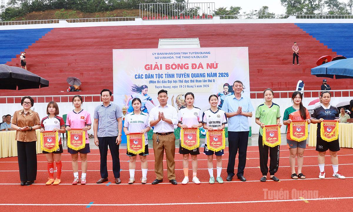 Ban tổ chức tặng Cờ lưu niệm cho các đội bóng tham gia tranh tài.