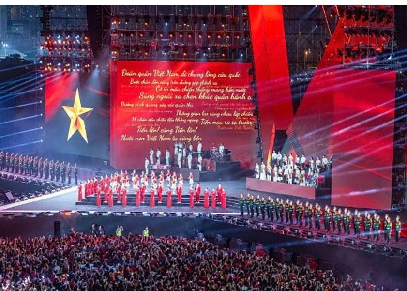 More than 50,000 spectators gathered at My Dinh National Stadium to attend the program “The Nation in the Heart.”
