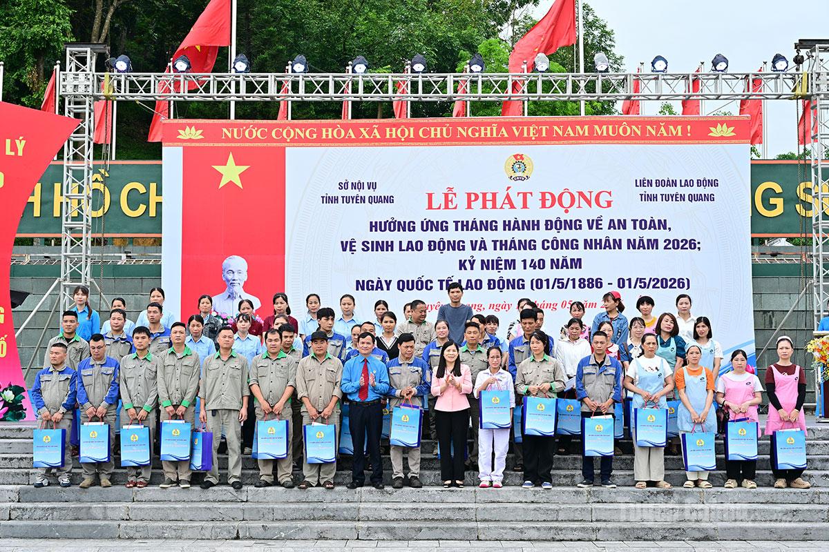 Ban tổ chức tặng quà cho công nhân bị tai nạn lao động, bệnh nghề nghiệp, hoàn cảnh khó khăn.