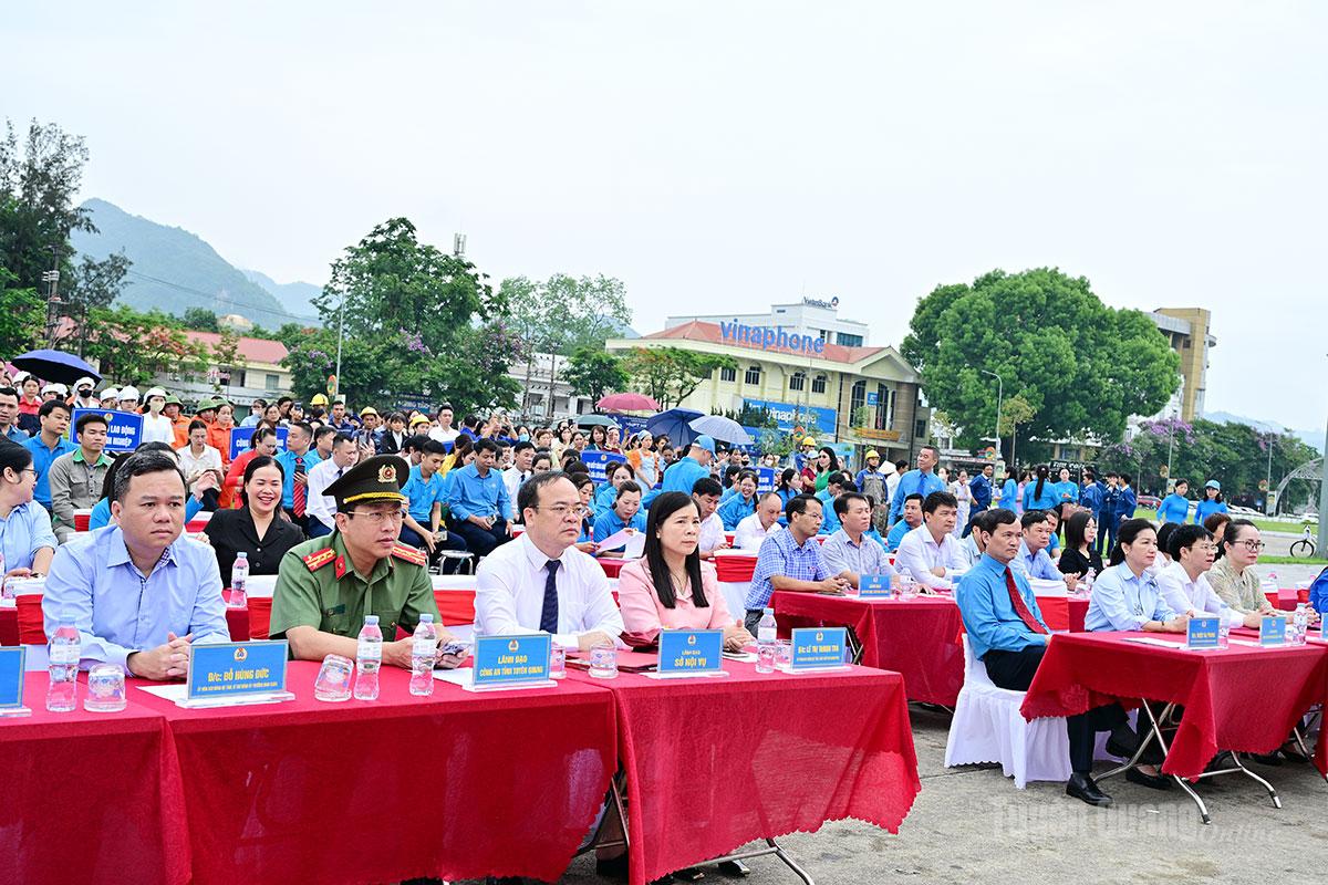 Các đại biểu dự buổi lễ.
