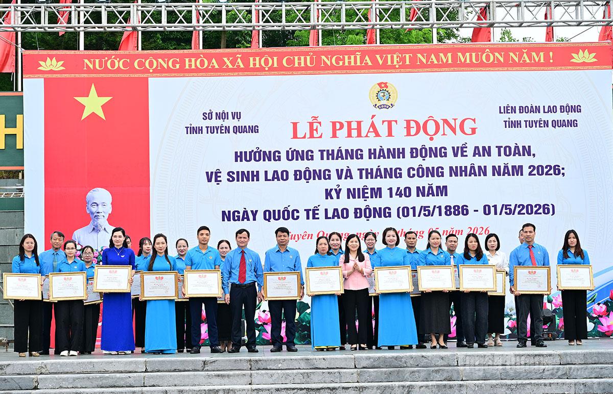 Lãnh đạo HĐND tỉnh, LĐLĐ tỉnh trao Bằng khen của Chủ tịch LĐLĐ tỉnh cho Chủ tịch Công đoàn cơ sở xuất sắc.