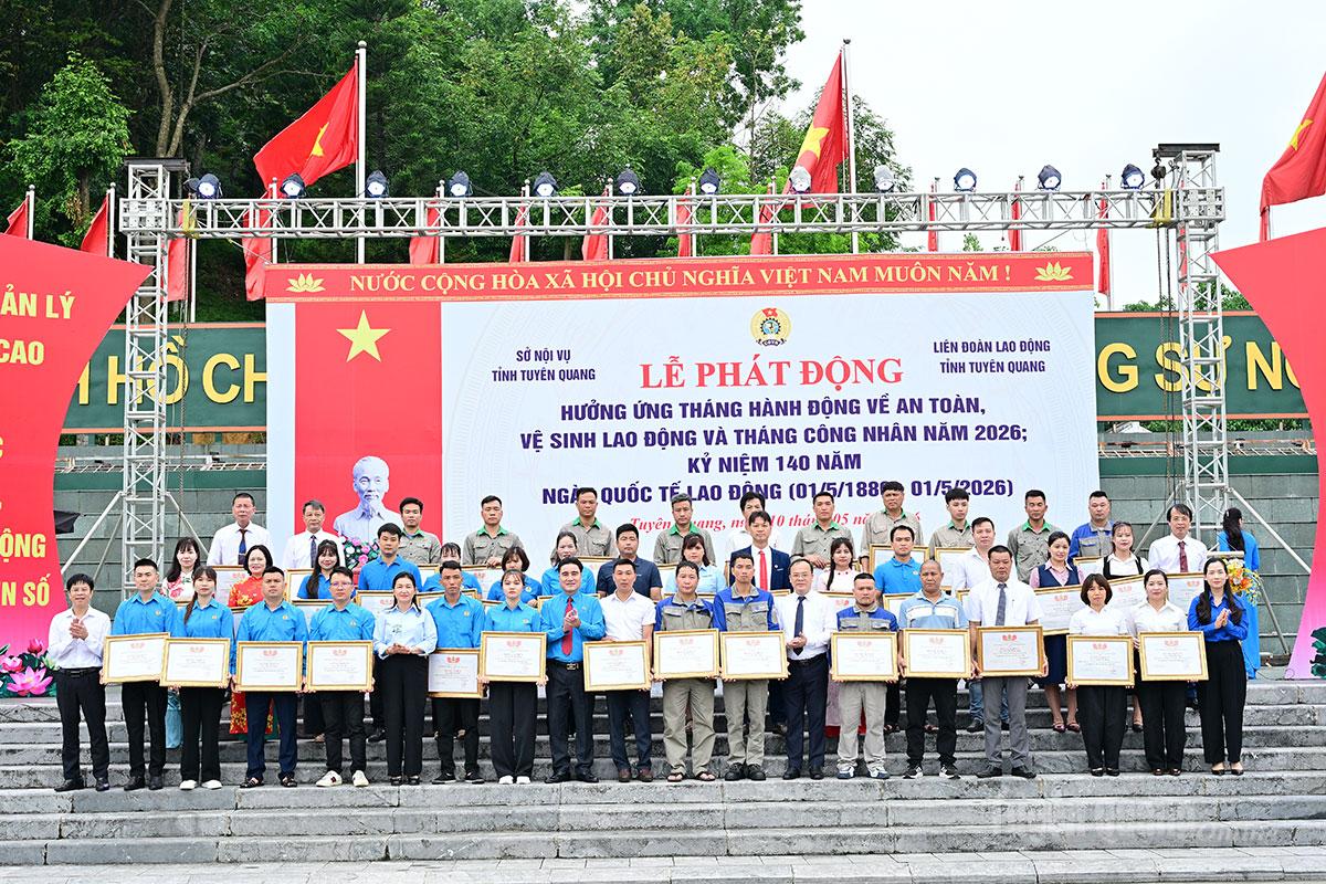 Tặng Bằng khen cho công nhân lao động có sáng kiến, cải tiến kỹ thuật.