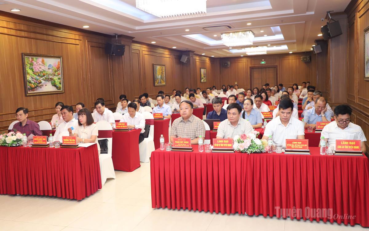 Quang cảnh buổi làm việc.