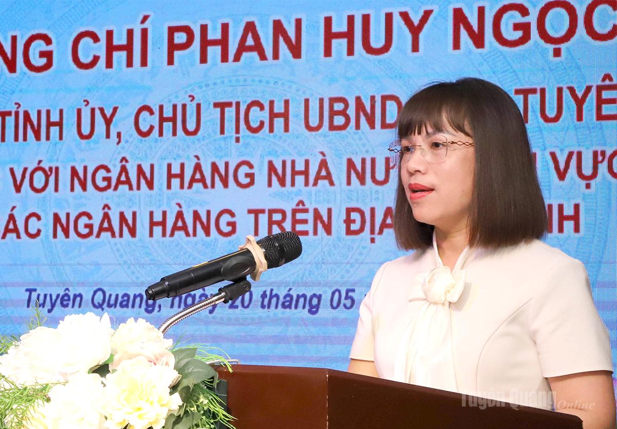 Giám đốc Ngân hàng Nhà nước Khu vực 4 báo cáo tại buổi làm việc.