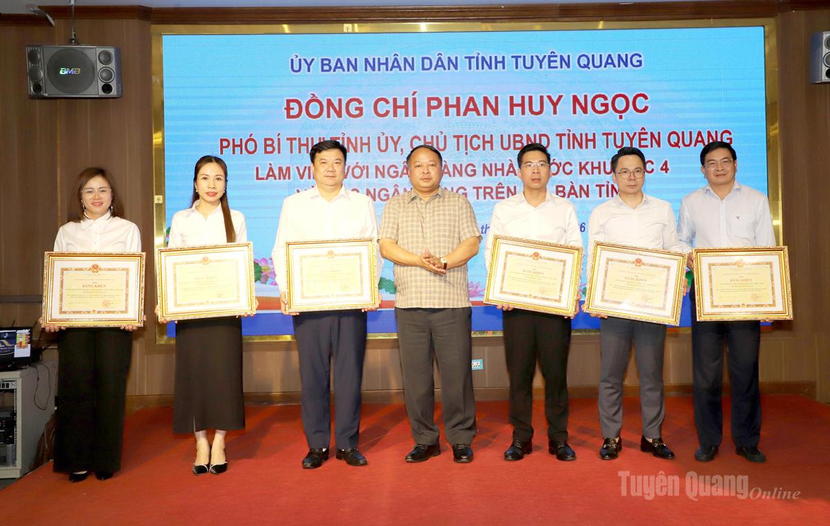 Chủ tịch UBND tỉnh Phan Huy Ngọc trao Bằng khen của Chủ tịch UBND tỉnh cho các tập thể có thành tích xuất sắc trong hoạt động ngân hàng.