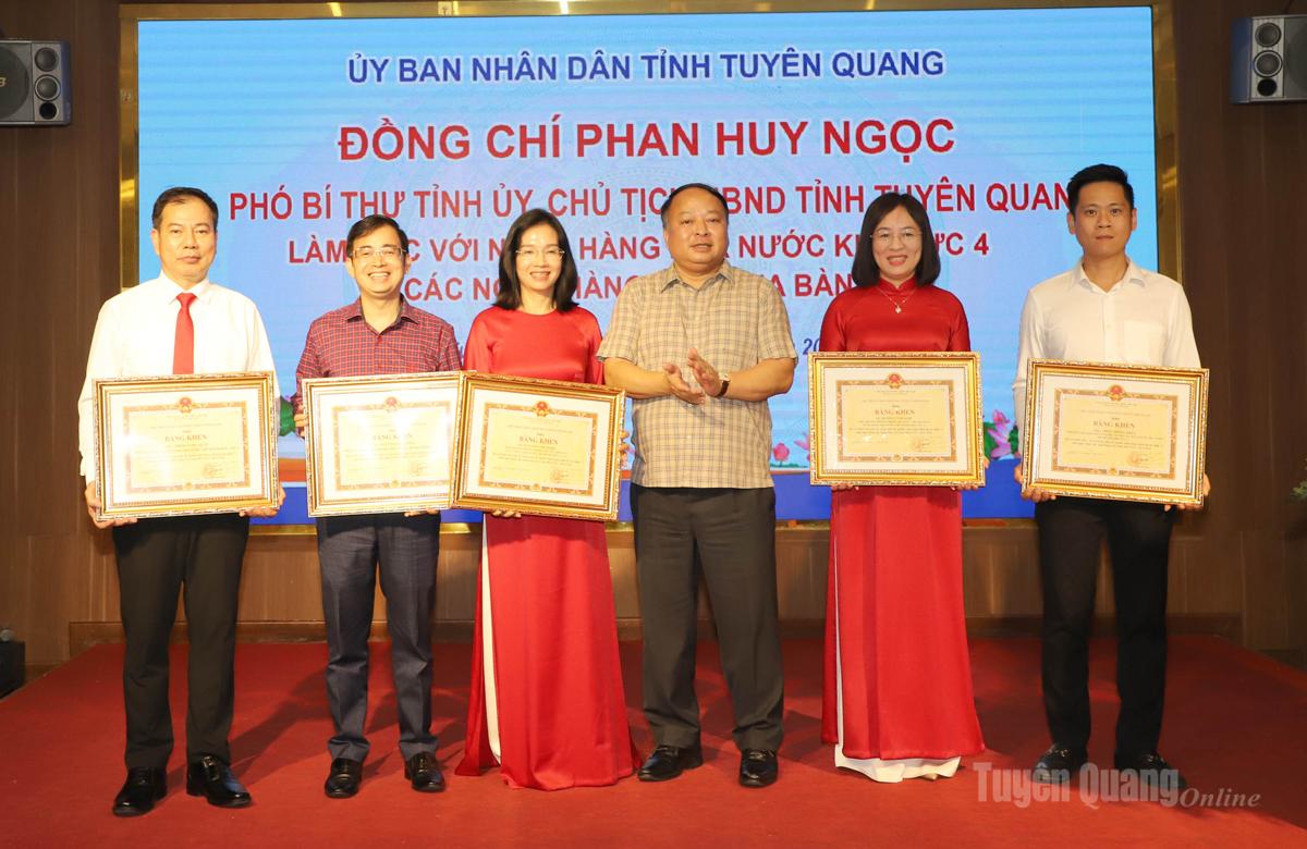 Chủ tịch UBND tỉnh Phan Huy Ngọc trao Bằng khen của Chủ tịch UBND tỉnh cho các cá nhân có thành tích xuất sắc trong hoạt động ngân hàng.