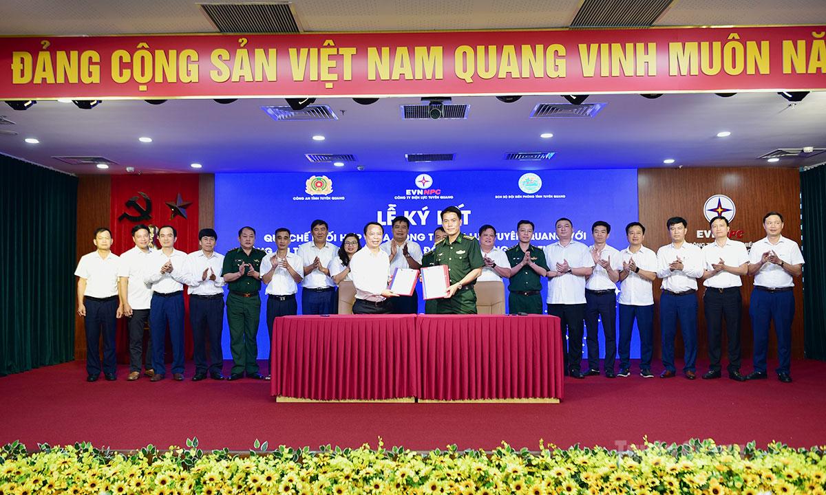 Lãnh đạo Công ty Điện lực Tuyên Quang và Bộ Chỉ huy Bộ đội Biên phòng tỉnh ký kết quy chế phối hợp.