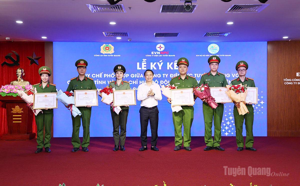 Lãnh đạo Công ty Điện lực Tuyên Quang trao trao giấy khen cá nhân có thành tích xuất sắc.