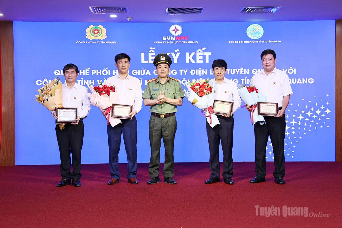 Thừa ủy quyền của Bộ trưởng Bộ Công an, lãnh đạo Công an tỉnh trao Kỷ niệm chương “Bảo vệ an ninh Tổ quốc” cho các cá nhân.