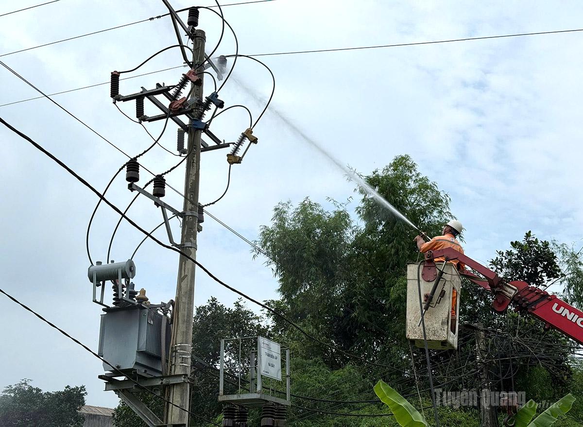 Nhân viên Điện lực Chiêm Hóa vệ sinh trạm biến áp bằng công nghệ Hotline.